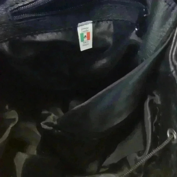 Black leather backpack 2 zippered‎ pockets outside 1 inside 100% leather medium - Picture 7 of 9